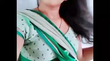 Hot marwadi housewife bhabhi roshni milky navel cleavage show