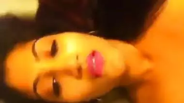 Desi porn clips of sexy Bengaluru gal recording solo desi chudai!
