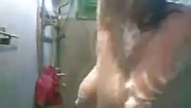 Big boobs desi aunty bathing mms video