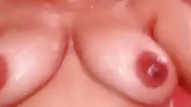 Bengali lady pissing and taking nude bath viral MMS