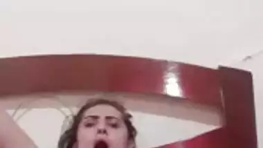 Super hot Desi XXX slut plays with her pussy and sucks her boyfriend’s cock MMS