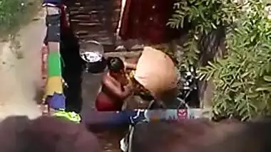 Desi bhabhi aunty hot & sexy on bathing XXX private video