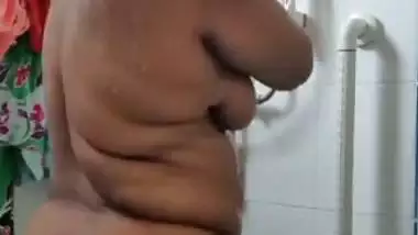 BBW Indian MILF taking nude bath video shared online