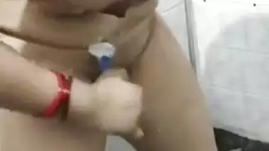 Desi amateur XXX actress shows amazing body shapes while shaving pussy