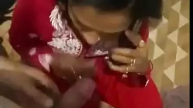 Nasty Desi XXX housewife giving a wet blowjob to her house owner MMS