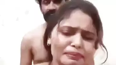 Husband bangs his nude wife’s pussy in the desi sex video