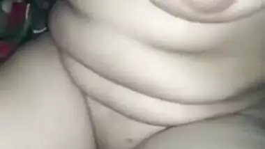 Desi housewife pulls bra up to flaunt natural XXX boobs and sex nipples