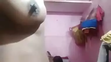 Desi girl's shows off tits and fucks her pussy in homemade XXX video