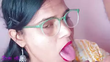 Pinki gives an Indian blowjob to her boss and drinks cum