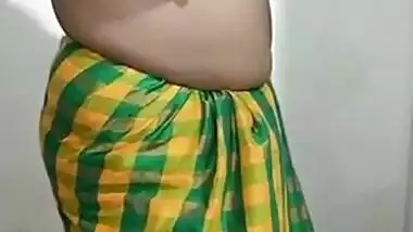 Desi bhbai open her saree