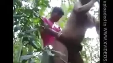 XXX porn Dehati Bhabhi sharing sex in the outdoors MMS