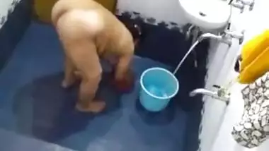 Bhabi bath spy by neighbor