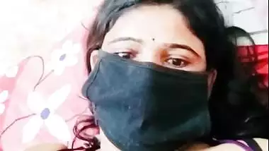 Telugu Bhabhi Showing Boobs Part 1