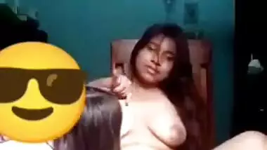 Chubby horny girl fingering pussy nude on cam