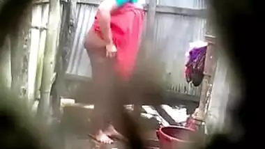 Desi boy catches neighbor almost naked after an outdoor XXX shower