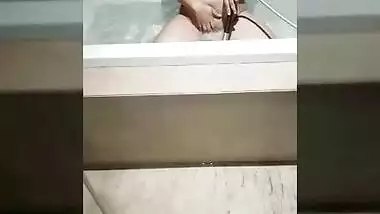 Ravina Fingering in Bathtub