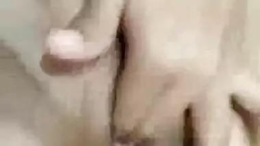 Desi girlâ€™s Desi pussy fingering MMS video