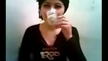 Arab Chick Flashes in Resturant