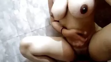 Punjabi slutty aunty masturbation outdoor and fingering ass! Desi XXX mms