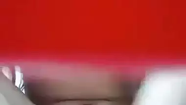 An 18-year-old girl records her nude MMS in a bathroom