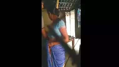 Desi village sex! Indian sexy aunty in red saree quick fuck and blow
