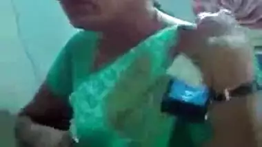Desi office sex clip of aunty offereing her big boobs for playing