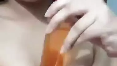 Solo porn video of the Desi hottie with plump lips and big juicy tits