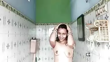 Bhabhi bathroom – Solo bathing video