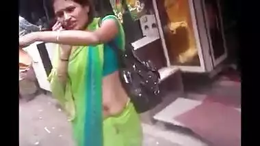 Aunty navel expose in public