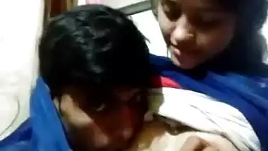 Amateur desi teen lovers ki kissing and boob sucking video