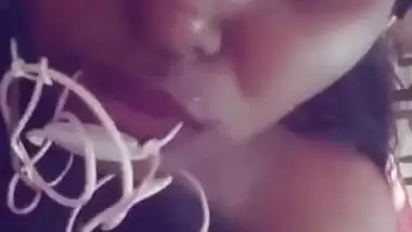 Sexy Desi girl with big jugs does solo XXX porn in this MMS video