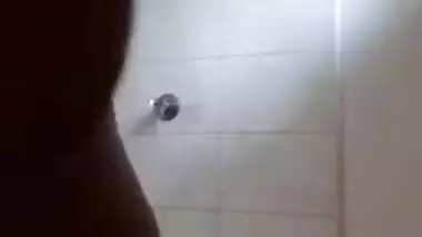 Today Exclusive- Hot Look Sri Lankan Girl Record Her Nude Bathing Selfie Part 1
