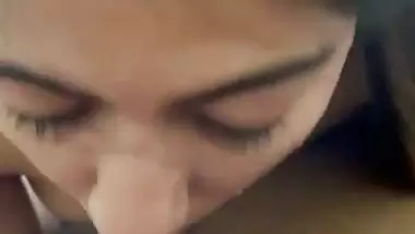 Sexy nude babe gives a desi blowjob to her guy