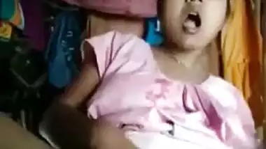 Horny like hell Bangla girl fingers her XXX snatch in Desi video