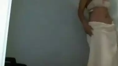 Solo sex video of curly married woman with awesome XXX Indian pomelos