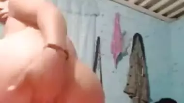 Indian gets naked putting naked XXX booty in camera in sex chudai show