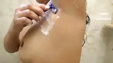 Sexy indian bhabhi nude in bathroom and shave pussy and armpit hair