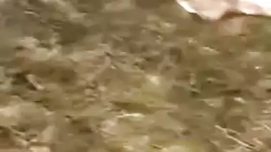 Amateur Kerala couple caught having outdoor sex, Fresh Desi MMS online