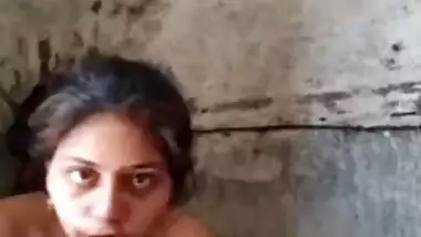 Desi Bhabi make her own bath video