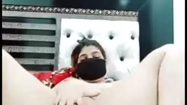 Desi whore poses nude for custom made XXX clip for kinky client