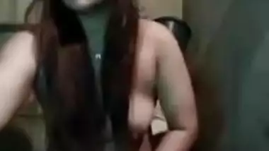 Indian babe happily takes care of her own pussy and shaves it in bath