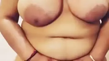 Busty Desi MILF demonstrates her huge XXX ass and tits in sex show