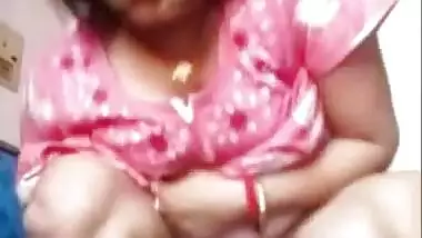 Pervert hubby displaying his Desi XXX wife’s boobs and pussy MMS