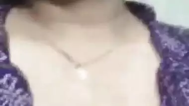 Desi girl sucking her own boobs