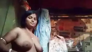Bangladeshi Boudi showing her big boobies