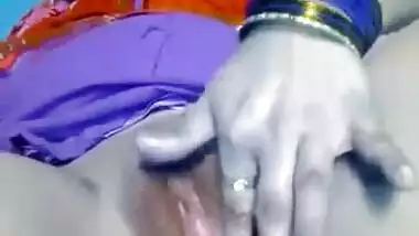 Desi XXX bitch masturbates pussy on webcam while husband is at work