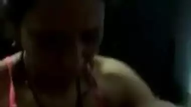 Solo sex video of Indian girl who tries to change pink bra on camera