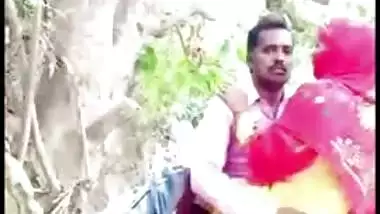 Outdoor Desi mms video of lovers caught having affair in the forest