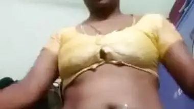 Indian MILF takes off her sex outfit to lay XXX parts open for fans