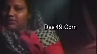 Female from India pulls her sari up to flash saggy XXX tits on camera